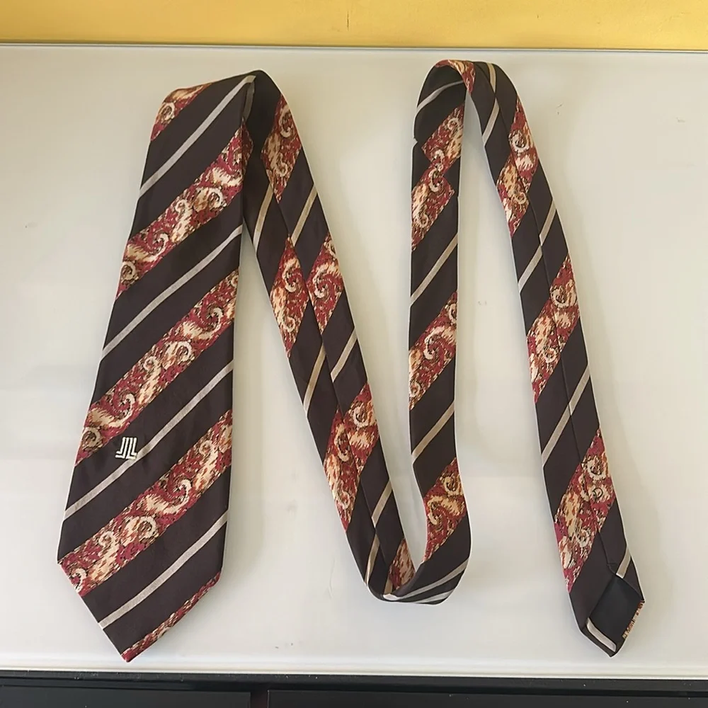 Lanvin Paris Signature Brown Red Diagonal Stripe 100% Silk Tie. Made in France